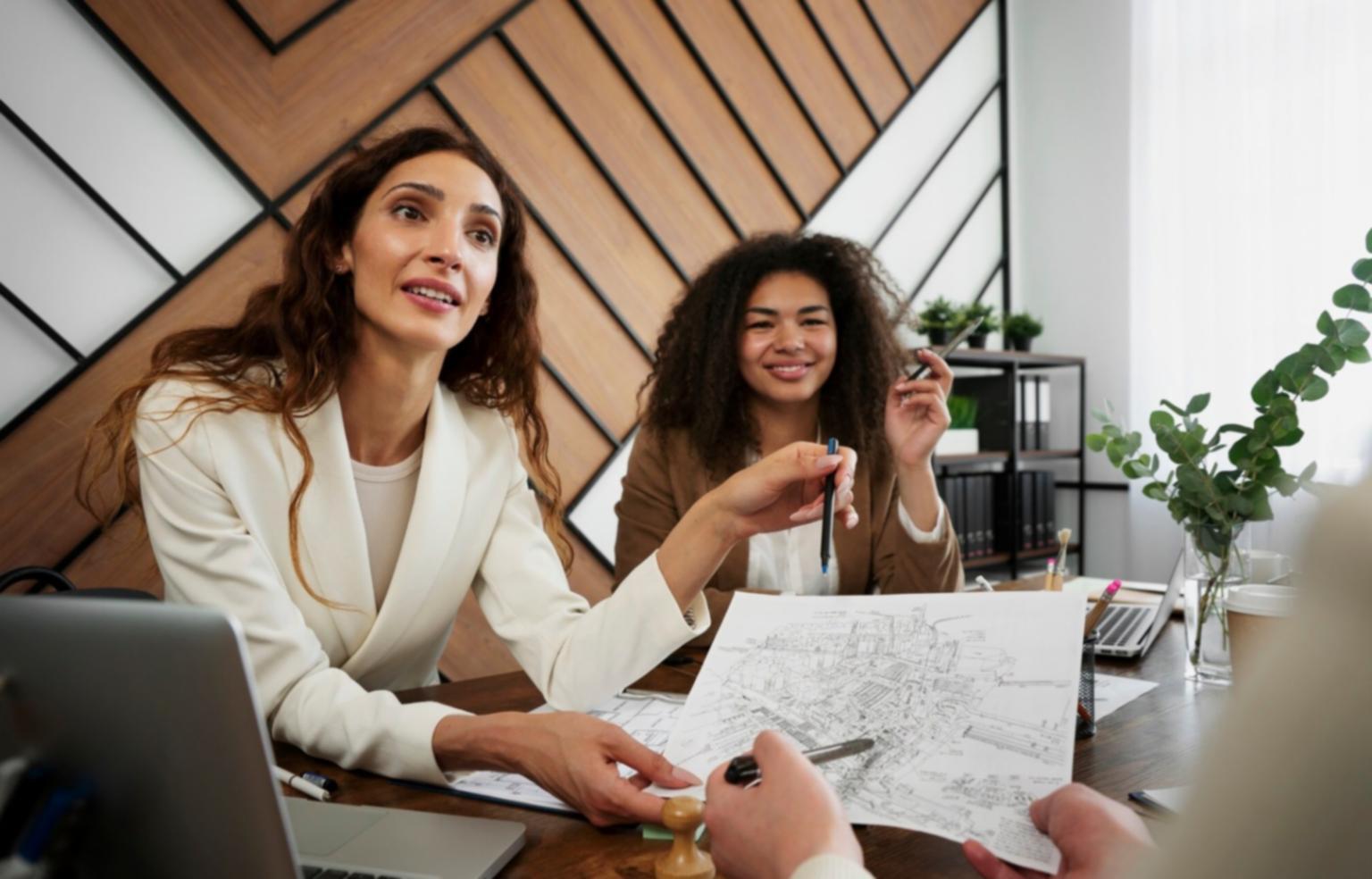 Espace de travail organisé avec documents financiers et ordinateur