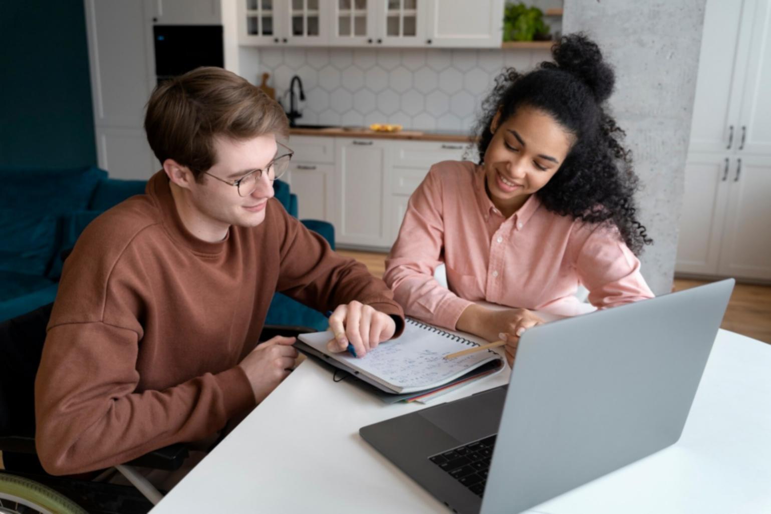 Séance de formation en planification financière avec des participants engagés