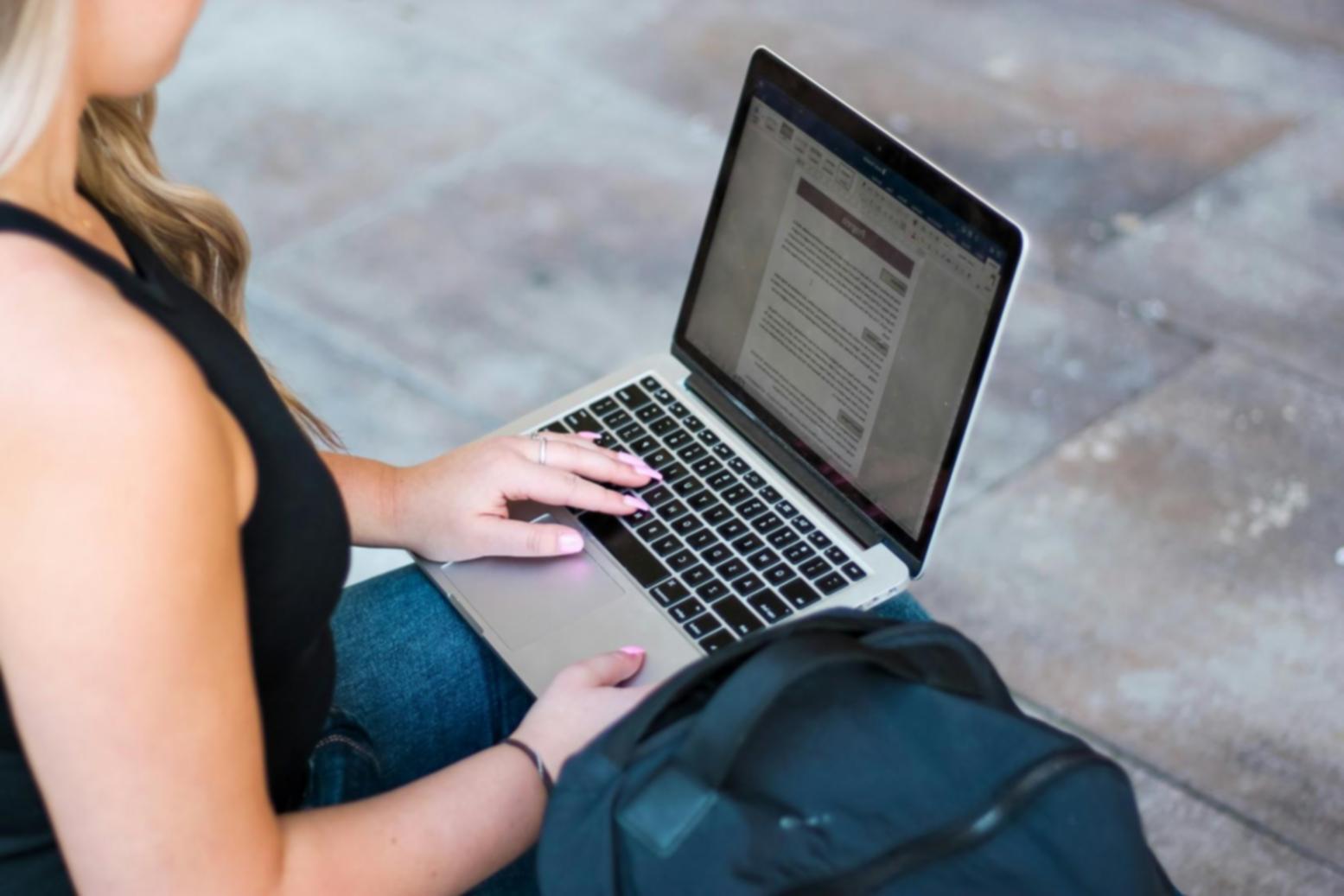 Espace de travail moderne pour les cours de finances personnelles