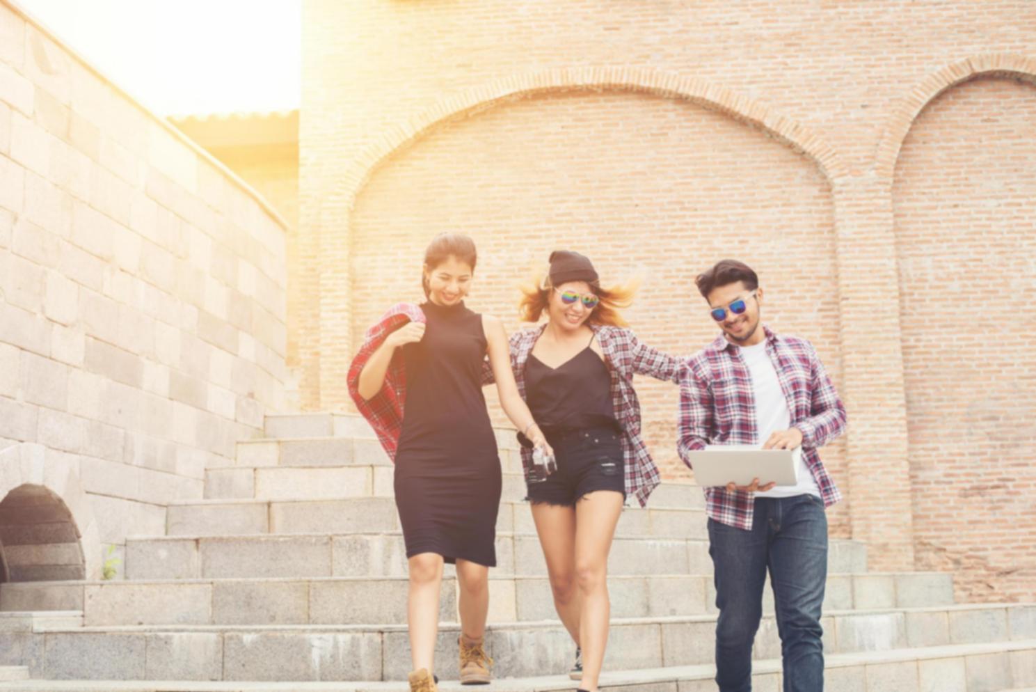 Session de travail avec ordinateur portable et notes financières