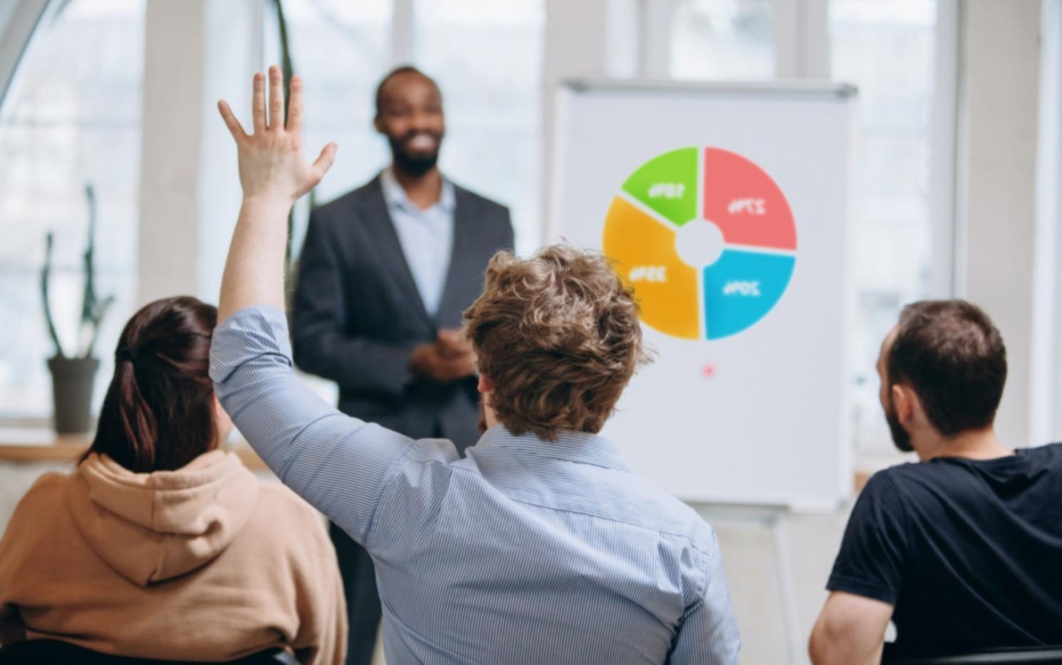 Espace de travail moderne avec ordinateur portable et documents financiers